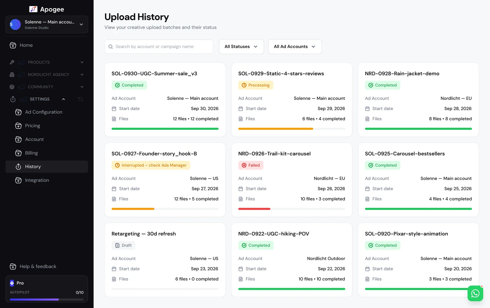 Écran Upload History d'Apogee : lots d'upload avec compte publicitaire, date, fichiers terminés et statut