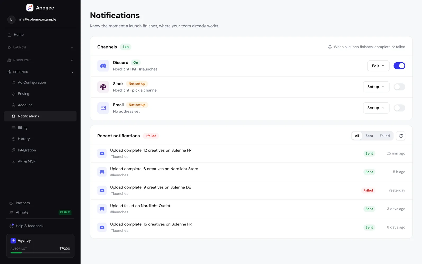 Écran Notifications d'Apogee : Discord activé sur un salon #launches, Slack et e-mail à configurer, puis l'historique des notifications envoyées ou en échec